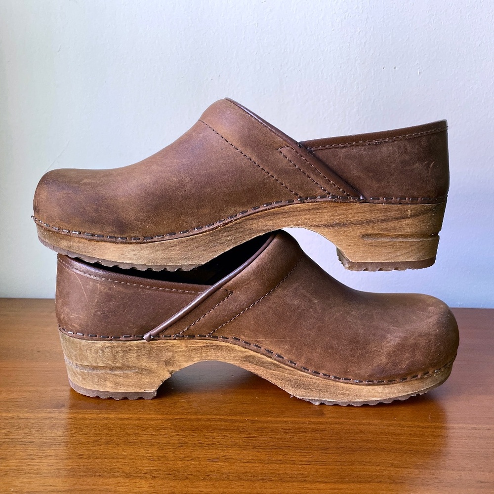 [US 8.5/EU 39] Sanita Julie Clogs — Antique Brown oiled leather